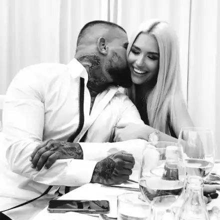 Тита показа гаджето (Певицата заби ММА боец - Фото на влюбените)