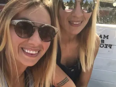 Тризначките намериха пари и минаха на скъпо шампанско