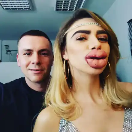 Ужас: Ицо Хазарта се кефи на напомпана мацка