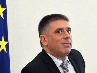 Уволненият министър Дани Кирилов си мие сам колата