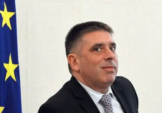 Уволненият министър Дани Кирилов си мие сам колата