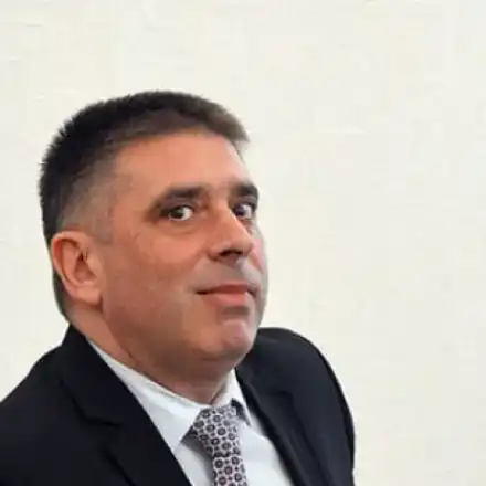 Уволненият министър Дани Кирилов си мие сам колата