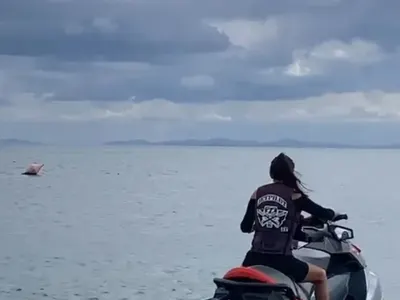 Вижте я! Алисия пори вълните с джет в средата на септември! (ФОТО)