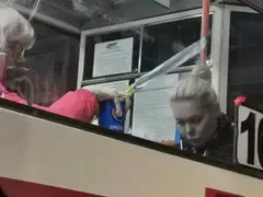 „Класните дами“ -  Вулева и майка й се лашкат в градския транспорт без маски. А дали имат билети?