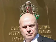 Слави Трифонов съди България заради трибагреника