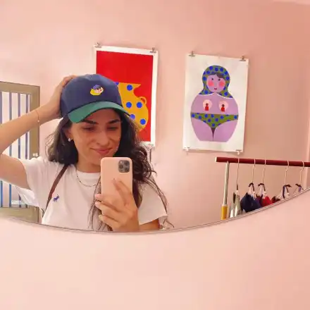 Знойни мацки налазиха Банда Банда, предлагат й изпепеляващи любовни приключения