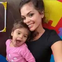 2-годишната Паола на Преслава помага в домакинството