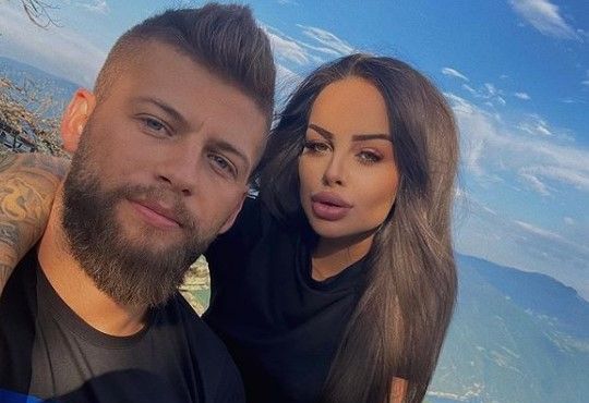 Гаджето на Сузанита неотлъчно с нея по участия (Вижте защо)