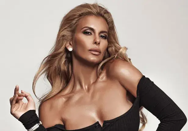 Анелия не излиза от солариума (Певицата става все по-черна)