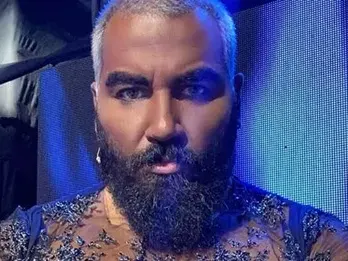 Азис си бие инжекции за потъмняване на кожата