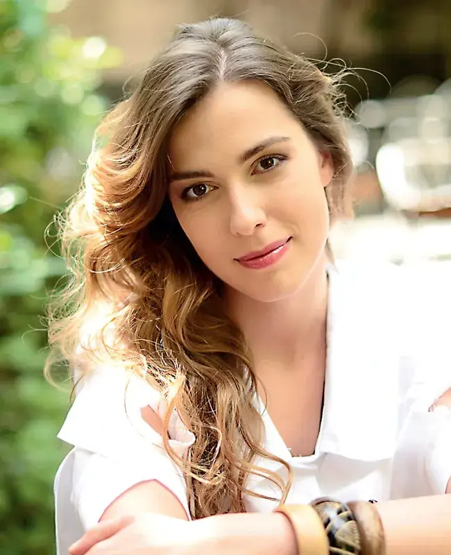 Бременната Радина Думанян чете на корема си