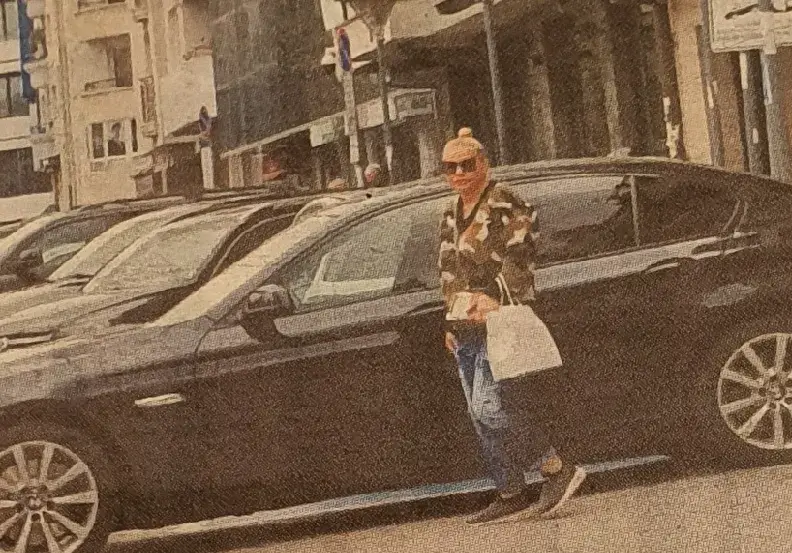 ДесиСлава се търкаля - певицата е отгледала  огромно дупе и здрави баджаци (Папарашки снимки)