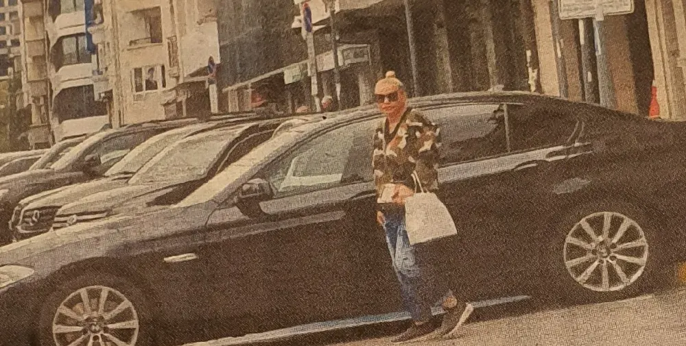 ДесиСлава се търкаля - певицата е отгледала  огромно дупе и здрави баджаци (Папарашки снимки)