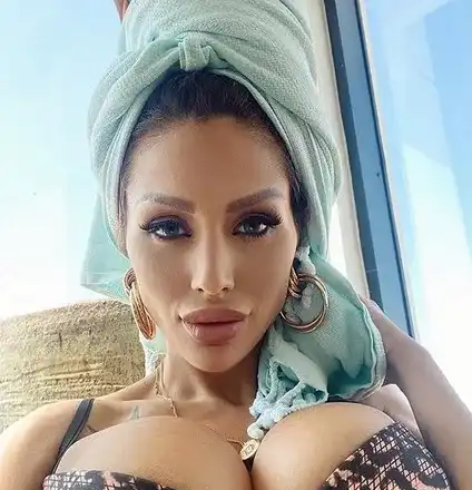 Джулиана Гани възмути с вулгарни снимки на силиконовите си бомби