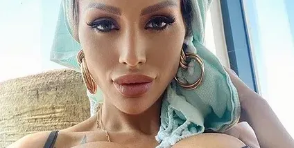 Джулиана Гани възмути с вулгарни снимки на силиконовите си бомби