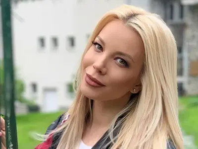 Емилия с чужда четирилистна детелина