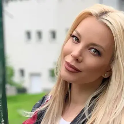 Емилия с чужда четирилистна детелина