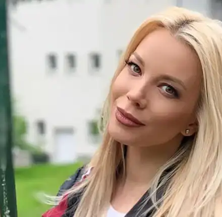 Емилия с чужда четирилистна детелина