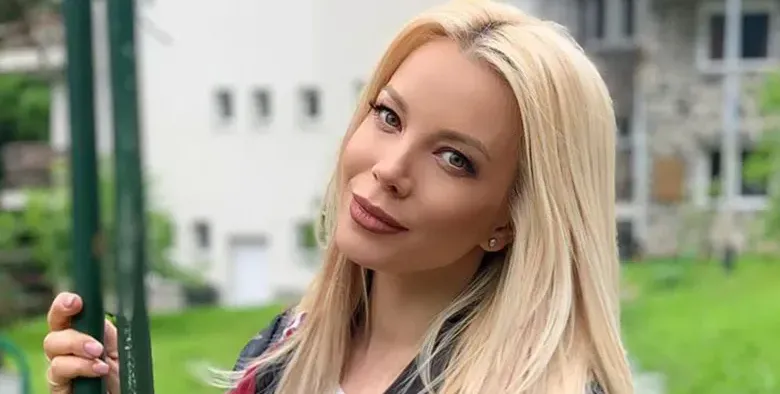 Емилия с чужда четирилистна детелина