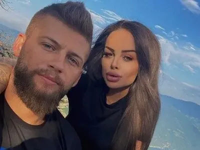 Гаджето на Сузанита неотлъчно с нея по участия (Вижте защо)