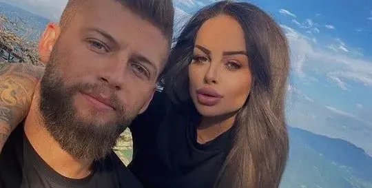 Гаджето на Сузанита неотлъчно с нея по участия (Вижте защо)