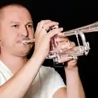 Гъмзата си присади коса, вече го наричат Мокета