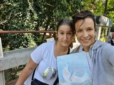 Яна Маринова помага на дете, пострадало в катастрофа