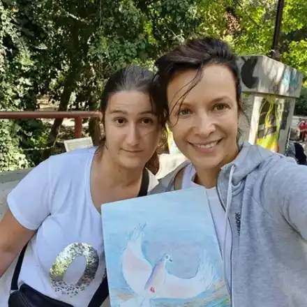 Яна Маринова помага на дете, пострадало в катастрофа