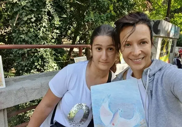 Яна Маринова помага на дете, пострадало в катастрофа