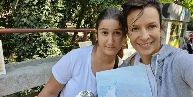 Яна Маринова помага на дете, пострадало в катастрофа