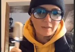 Ирина пак хваща четката