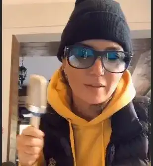 Ирина пак хваща четката