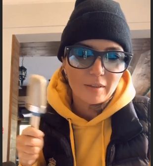 Ирина пак хваща четката