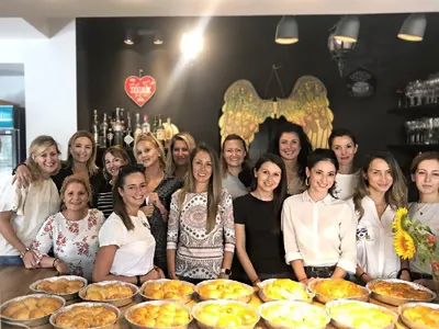 Ирина Тенчева черпи по женски с ракия