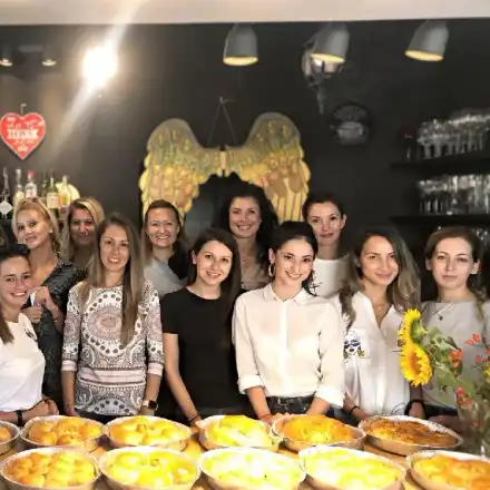 Ирина Тенчева черпи по женски с ракия