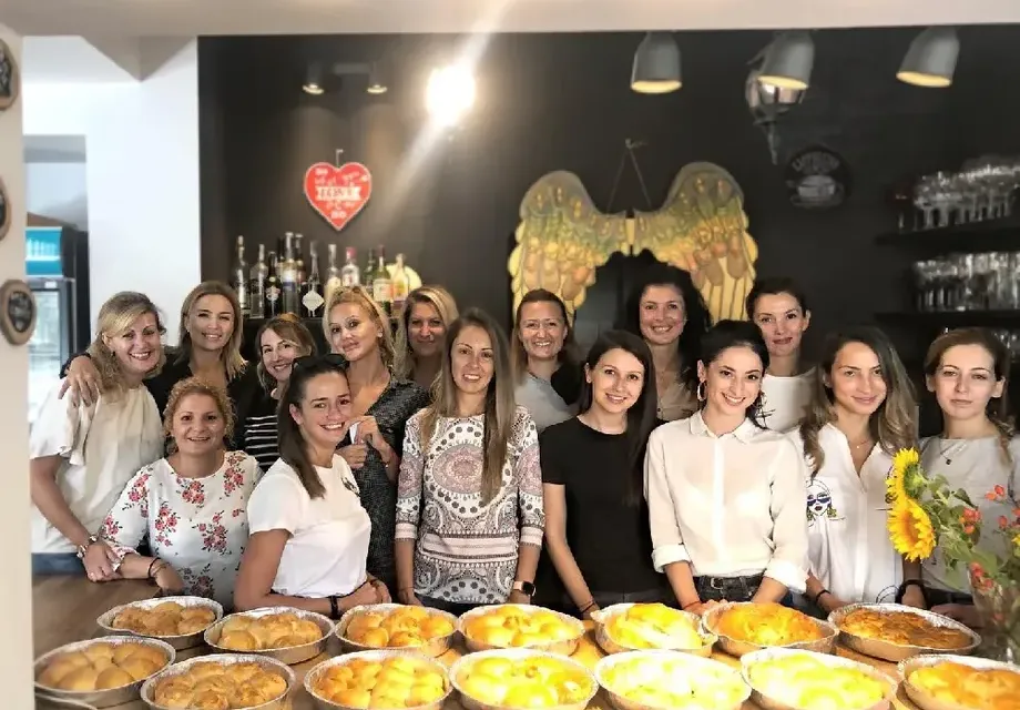 Ирина Тенчева черпи по женски с ракия