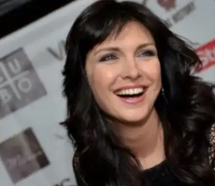 Жени Калканджиева обяви: Аз съм тапет!