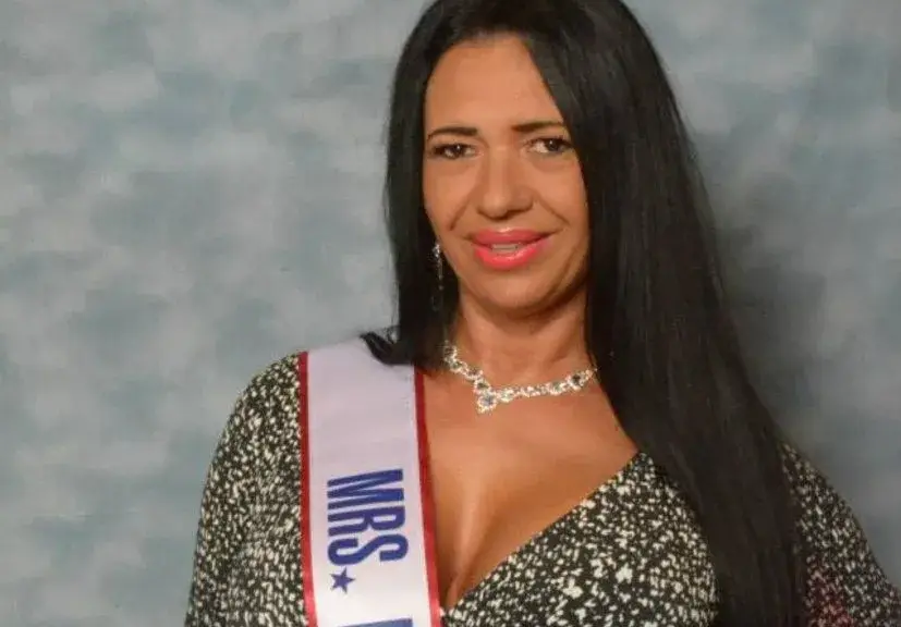 Жени кътат нуди снимки на Анита Мейзер