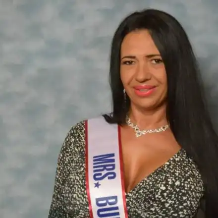 Жени кътат нуди снимки на Анита Мейзер