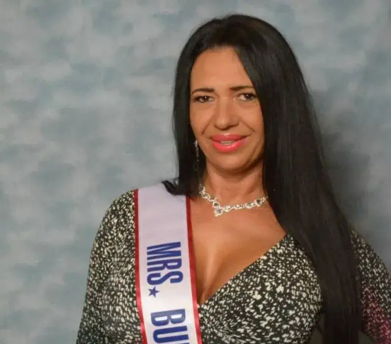 Жени кътат нуди снимки на Анита Мейзер