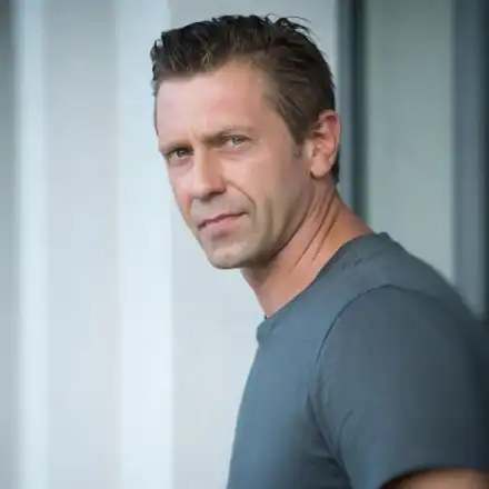 Калин Врачански зарадва фенките си със секси дупе! Актьорът е по-суетен от жена, блъска ботокс против бръчки