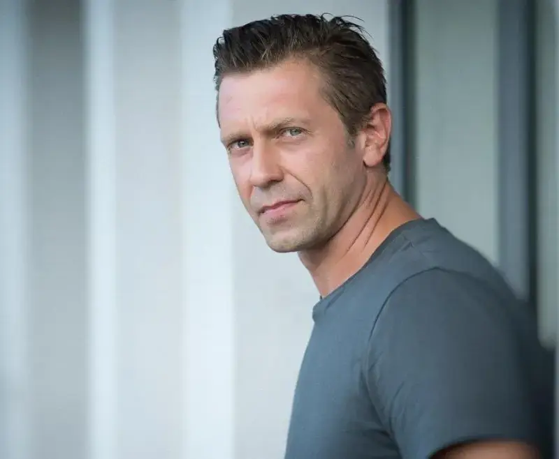 Калин Врачански зарадва фенките си със секси дупе! Актьорът е по-суетен от жена, блъска ботокс против бръчки