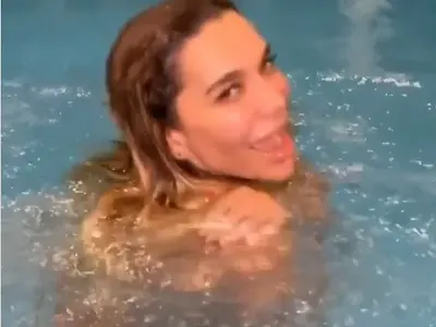 Кой снима Бони без бански в басейна?