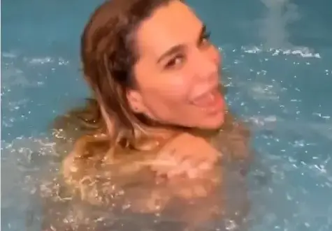 Кой снима Бони без бански в басейна?
