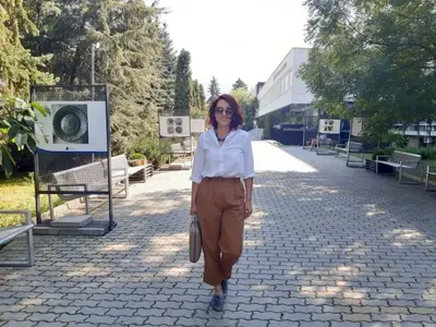 Край на гладните години: Ани Цолова се уреди с 2 бона заплата като даскалица