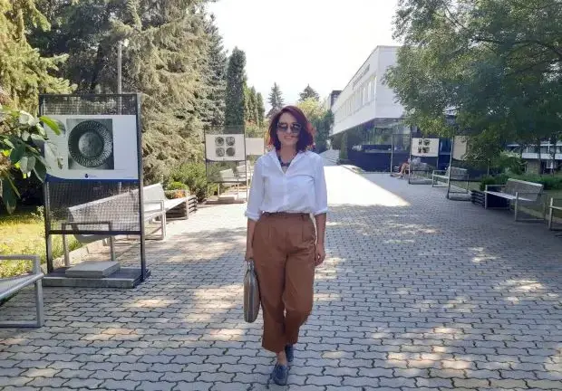 Край на гладните години: Ани Цолова се уреди с 2 бона заплата като даскалица