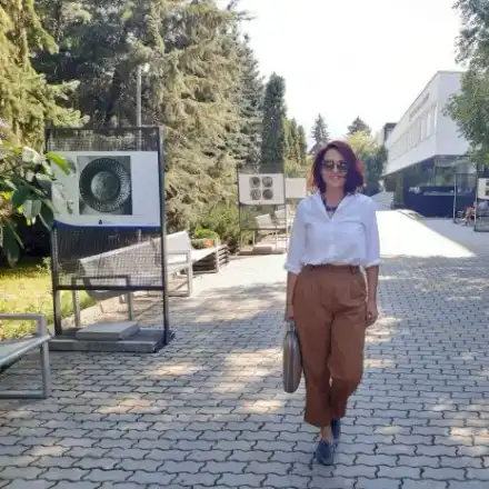 Край на гладните години: Ани Цолова се уреди с 2 бона заплата като даскалица