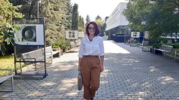 Край на гладните години: Ани Цолова се уреди с 2 бона заплата като даскалица