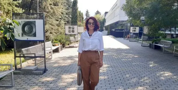 Край на гладните години: Ани Цолова се уреди с 2 бона заплата като даскалица