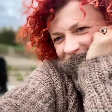 Люси Дяковска избяга от България